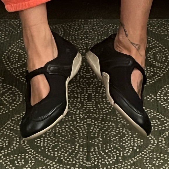 DKNY Tennis Mary Jane, slip ons, sz 9 - Picture 4 of 10